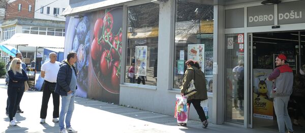 Ред испред продавнице у Београду - Sputnik Србија