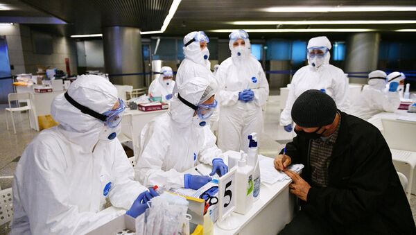 Медицински радници проверавају здравствено стање путника на аеродрому Внуково у Москви - Sputnik Србија