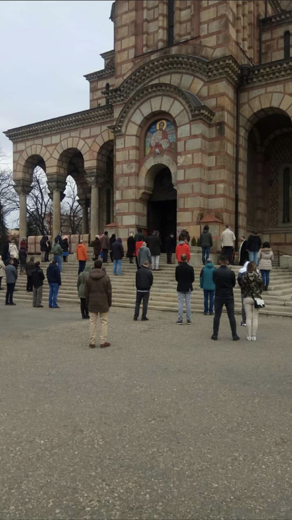 Верници поштују мере — у цркву са маскама и по пет људи - Sputnik Србија