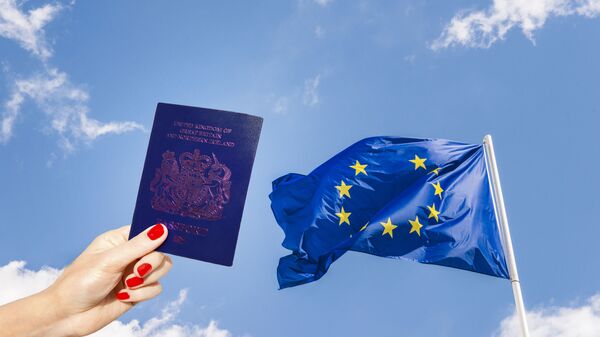 Plavi britanski pasoš i zastava EU bez jedne zvezde - Sputnik Srbija