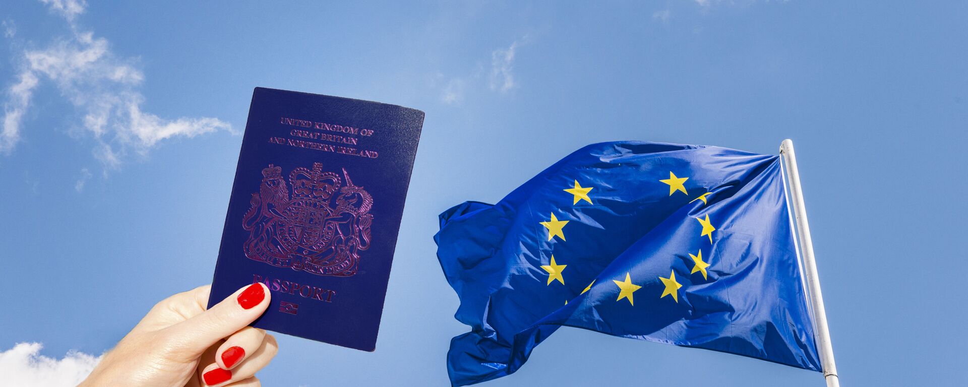 Plavi britanski pasoš i zastava EU bez jedne zvezde - Sputnik Srbija, 1920, 25.01.2022