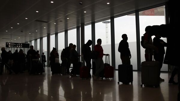 Izlazak iz EU  –putnici na aerodromu u Parizu čekaju let - Sputnik Srbija