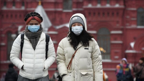 Иностранные туристы в защитных масках на Красной площади в Москве - Sputnik Србија