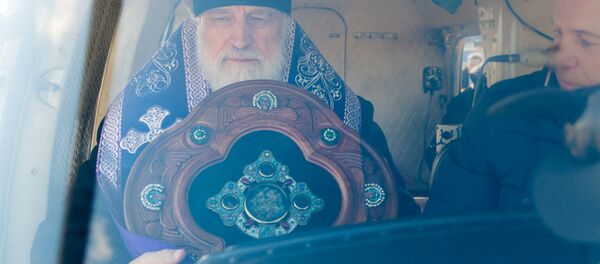 Mitropolit Pavel pokropio Minsk svetom vodicom iz helikoptera - Sputnik Srbija