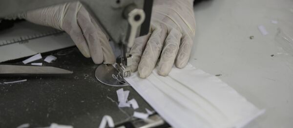 Радница шије заштитну маску - Sputnik Србија