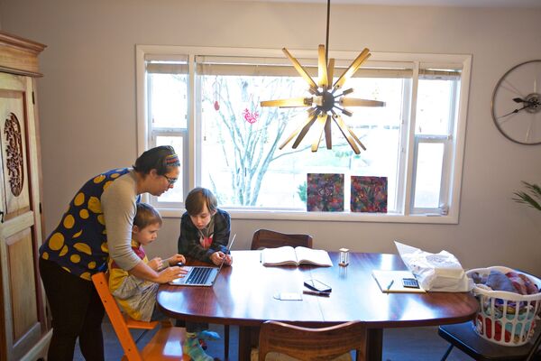 у Орегону Оливија Бакс помаже свом сину Киту са домаћим задатком са интернета. - Sputnik Србија