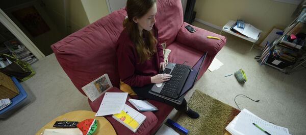 Kirsten Martin učitsя udalenno iz doma v Kenneso, štat Džordžiя Kirsten Martin učitsя udalenno iz doma v Kenneso, štat Džordžiя - Sputnik Srbija