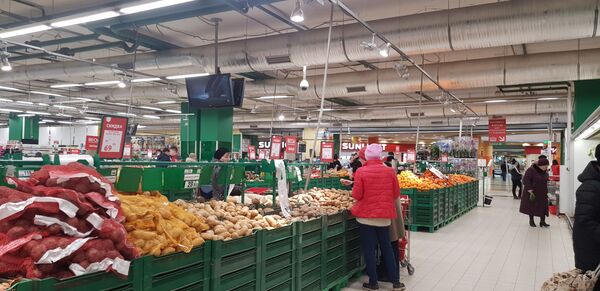 Moskovljani mogu u prodavnici da kupe „antikriznu korpu“ Moskovljani mogu u prodavnici da kupe „antikriznu korpu“ - Sputnik Srbija