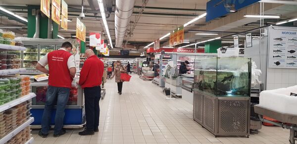 Moskovljani mogu u prodavnici da kupe „antikriznu korpu“ Moskovljani mogu u prodavnici da kupe „antikriznu korpu“ - Sputnik Srbija
