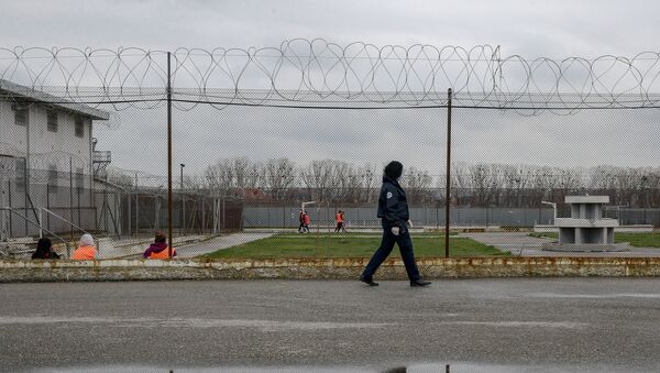Zatvor u Lipljanu, Kosovo u kom zatvorenici Albanci kroje zaštitne maske. - Sputnik Srbija
