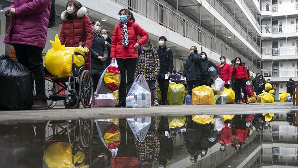 Кинези чекају улазак у карантин у првом таласу епидемије у Пекингу. - Sputnik Србија