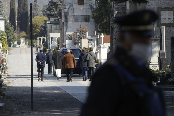 Како знамо да људи умиру баш од короне, а не од старости и болести? Како знамо да људи умиру баш од короне, а не од старости и болести? - Sputnik Србија