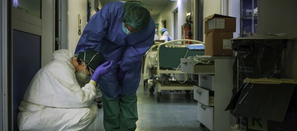 Медицинске сестре у заштитним оделима у болници Кремона у Милану, Италија Медицинске сестре у заштитним оделима у болници Кремона у Милану, Италија - Sputnik Србија