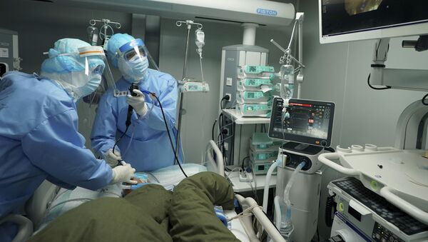 Медицински радници у заштитној одећи у болници Вухан - Sputnik Србија