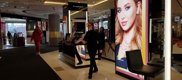 Продавница у тржном центру и радници са заштитом од вируса Продавница у тржном центру и радници са заштитом од вируса - Sputnik Србија