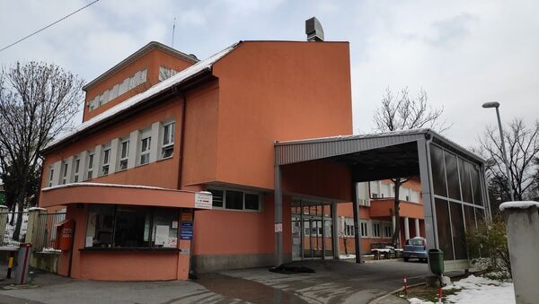 Улаз у Клиничко-болнички центар Звездара, који прима оболеле од вируса корона - Sputnik Србија