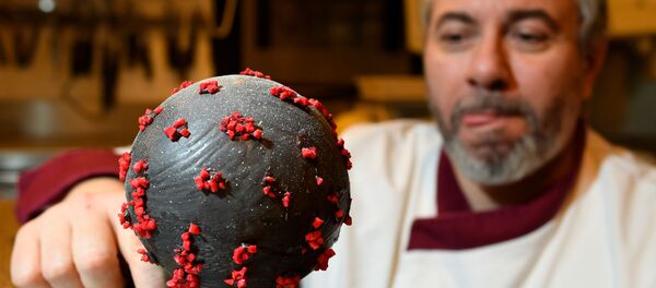 Šokolatьe Žan-Fransua Pre s pashalьnыm яйcom v forme modeli koronavirusa - Sputnik Srbija