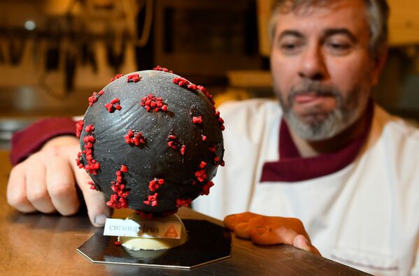 Кондитор Жан-Франсоа Пре и чоколадно јаје које изгледа као модел вируса корона - Sputnik Србија