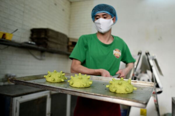 Vijetnamski kuvar Dang Van Ku priprema lepinje za burgere inspirisane izgledom virusa korona. - Sputnik Srbija