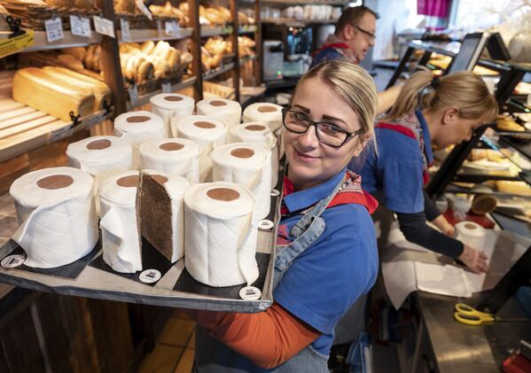 Poslastičarnica u Dortmundu prodaje torte u obliku rolni toalet-papira - Sputnik Srbija