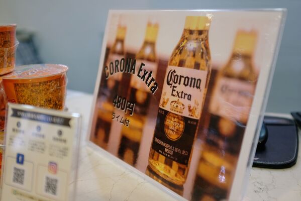 Реклама за снижено пиво „Корона“ на рецепцији хотела у Осаки - Sputnik Србија
