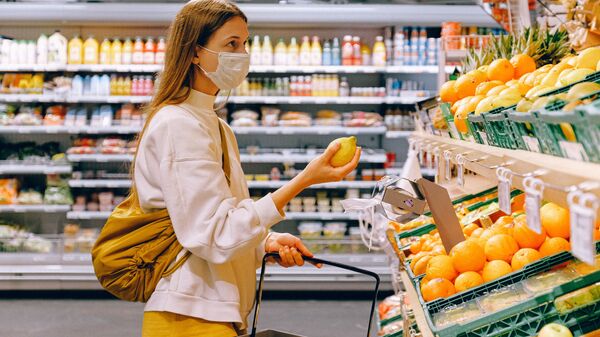 Devojka sa maskom kupuje voće u supermarketu - Sputnik Srbija