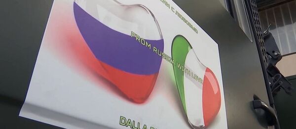 Из Русије с љубављу налепница на возилу Министарства одбране Русије које вози помоћ коју је Русија послала Италији за борбу против вируса корона КОВИД-19 Из Русије с љубављу налепница на возилу Министарства одбране Русије које вози помоћ коју је Русија послала Италији за борбу против вируса корона КОВИД-19 - Sputnik Србија