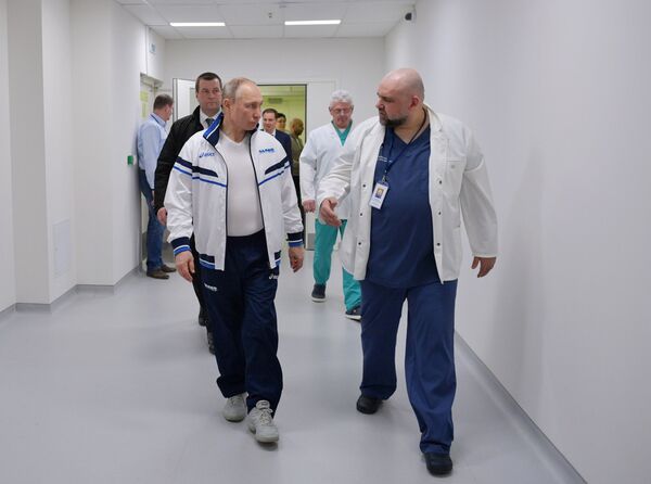 Lekar objasnio zašto je Putin u bolnici bio u žutom odelu Lekar objasnio zašto je Putin u bolnici bio u žutom odelu - Sputnik Srbija