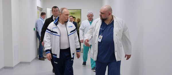 Председник Русије Владимир Путин током посете болници - Sputnik Србија