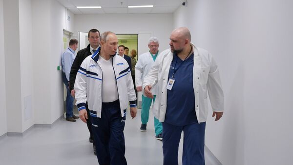 Predsednik Rusije Vladimir Putin tokom posete bolnici - Sputnik Srbija