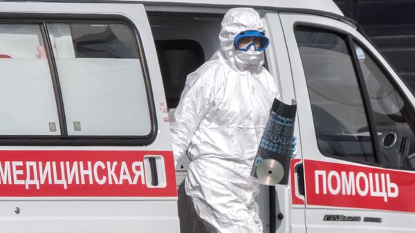 Lekar hitne pomoći s rendgenom pluća pacijenta za koga se sumnja na virus korona  - Sputnik Srbija