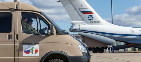Pripadnici ruske vojske utovaruju u teretni avion medicinsku opremu i specijalna vozila za dezinfekciju namenjene Italiji - Sputnik Srbija