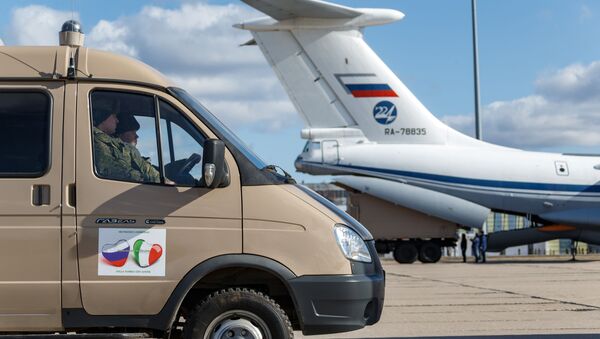 Припадници руске војске утоварују у теретни авион медицинску опрему и специјална возила за дезинфекцију намењене Италији - Sputnik Србија