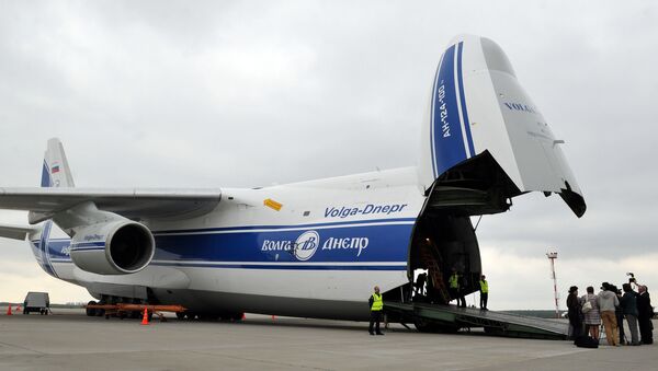 Теретни авион Ан-124-120 компаније Волга-Дњепар  - Sputnik Србија
