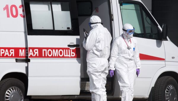 Ekipa hitne pomoći ispred bolnice za pacijente sa virusom korona u Moskvi - Sputnik Srbija