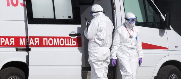 Екипа хитне помоћи испред болнице за пацијенте са вирусом корона у Москви Екипа хитне помоћи испред болнице за пацијенте са вирусом корона у Москви - Sputnik Србија