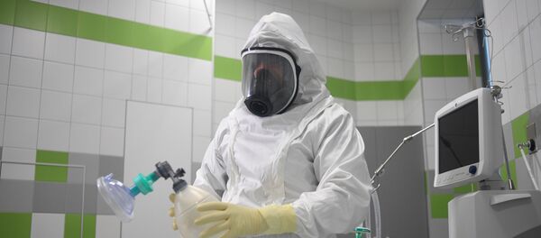 Lekar u zaštitnom odelu u bolnici u Moskovskoj oblasti - Sputnik Srbija