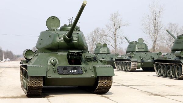 В Алабино из Санкт-Петербурга доставлены танки Т-34 для парада Победы - Sputnik Србија