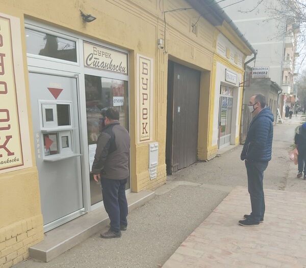 Otvoren Burekomat! Originalan način rada čuvene pančevačke buregdžinice u doba korone /foto, video/ Otvoren Burekomat! Originalan način rada čuvene pančevačke buregdžinice u doba korone /foto, video/ - Sputnik Srbija