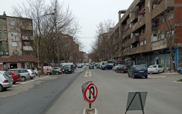 Главна улица у Северном МИтровици празна - Sputnik Србија