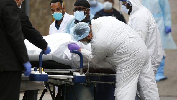 Lekari prevoze preminulog od virusa korona u bolnicu u Bruklinu u Njujorku - Sputnik Srbija