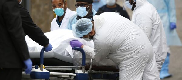 Лекари превозе преминулог од вируса корона у болницу у Бруклину у Њујорку - Sputnik Србија