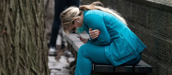 Medicinska sestra na klupi - Sputnik Srbija