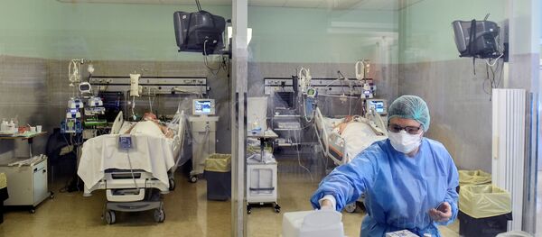 Лекар у заштитном оделу поред пацијената са вирусом корона КОВИД-19 у болници у Италији - Sputnik Србија