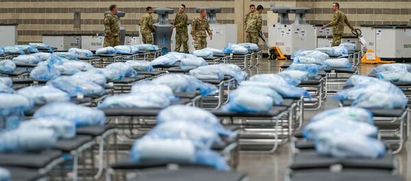 Američki vojnici postavljaju krevete i medicinsku opremu u improvizovanu bolnicu u Dalasu - Sputnik Srbija