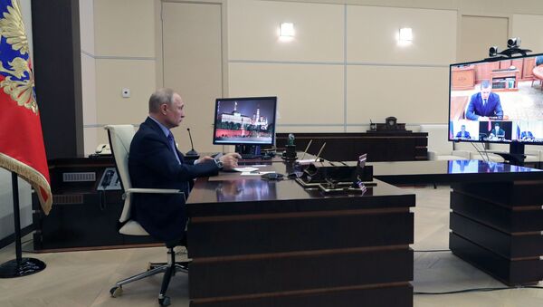 Председник Русије Владимир Путин током видео-позива са представницима федералних округа - Sputnik Србија