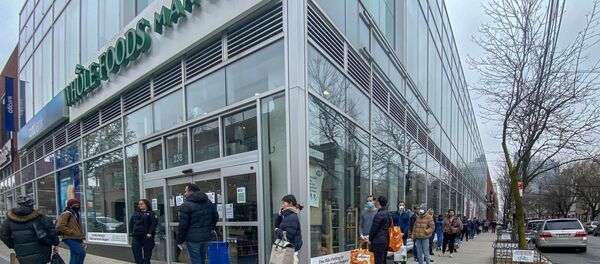 Њујорк, Бруклин - на улицама нема људи који шетају, само редови испред самопослуга и апотека - Sputnik Србија