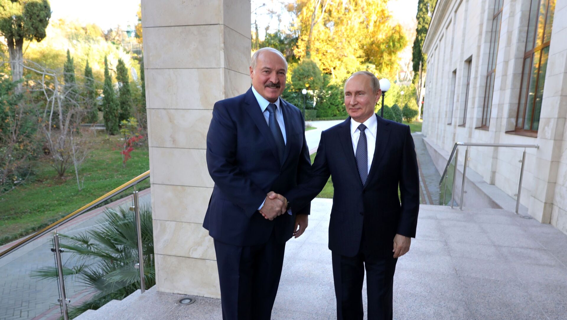 Председници Белорусије и Русије, Александар Лукашенко и Владимир Путин, пре састанка у Сочију - Sputnik Србија, 1920, 28.05.2021