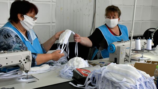Radnice u fabrici šiju zaštitne maske - Sputnik Srbija