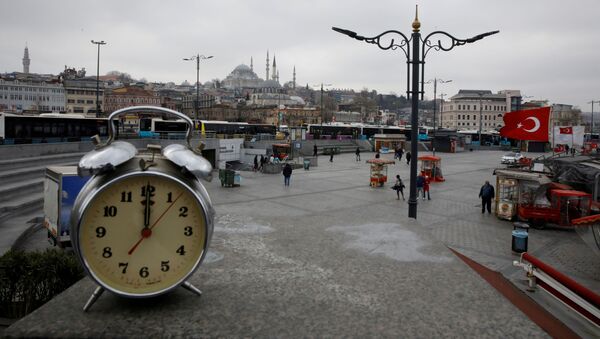 Будилник који показује подне у Истанбулу - Sputnik Србија
